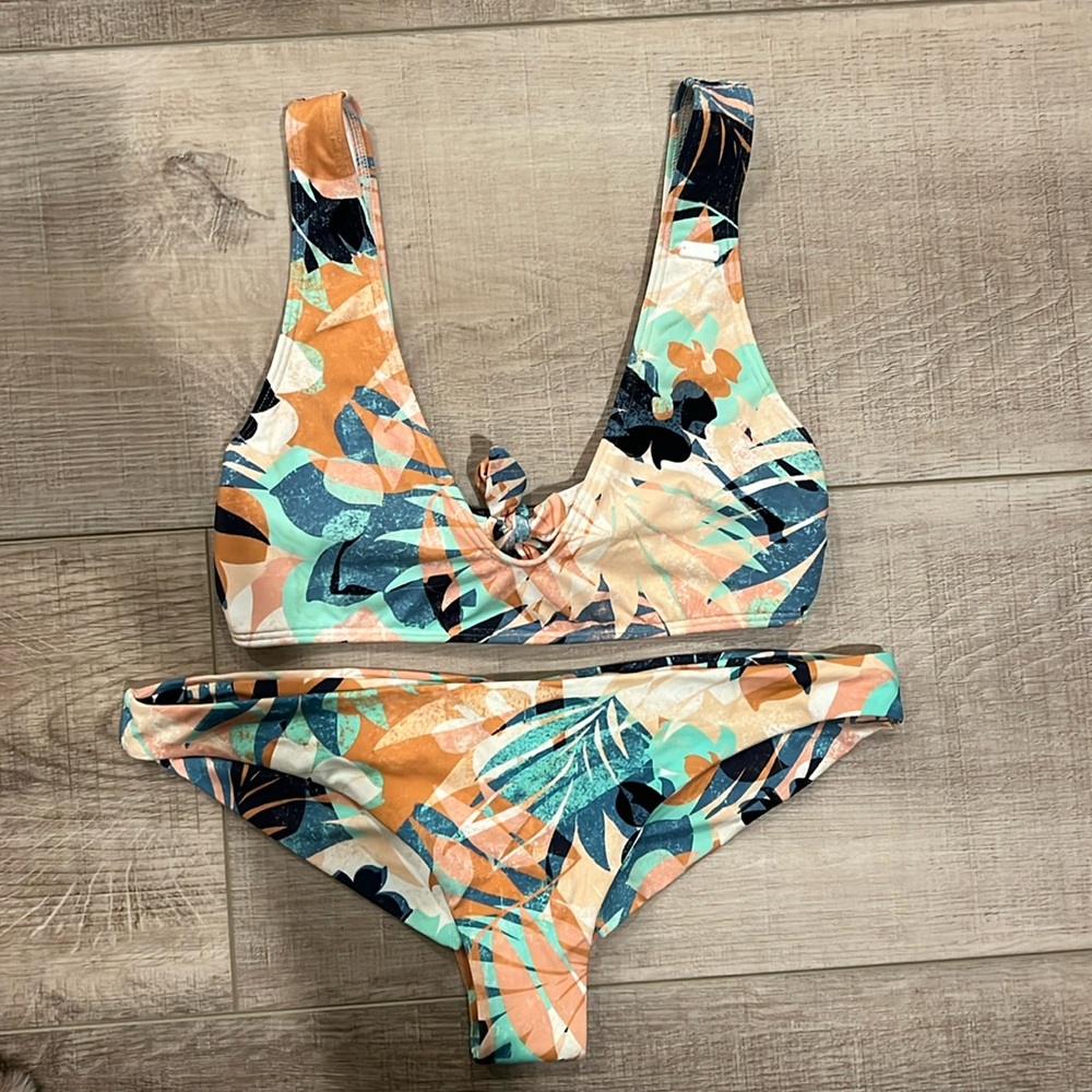 Womens Roxy swimsuit worn once